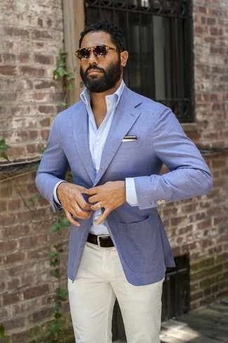 Как носить голубую рубашку с длинным рукавом с белыми брюками чинос в стиле смарт-кэжуал: Голубая рубашка с длинным рукавом и белые брюки чинос — великолепный выбор, если ты ищешь простой, но в то же время стильный мужской образ.