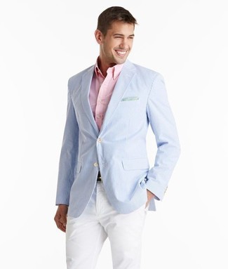 С чем носить голубой пиджак мужчине в стиле смарт-кэжуал: Если ты приписываешь себя к той редкой категории джентльменов, разбирающихся в моде, тебе понравится тандем голубого пиджака и белых брюк чинос.