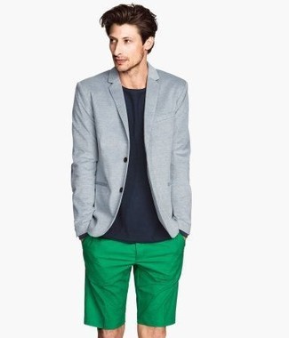 С чем носить зеленые шорты мужчине в теплую погоду: Комбо из голубого пиджака и зеленых шорт позволит создать стильный, и в то же время мужественный образ.