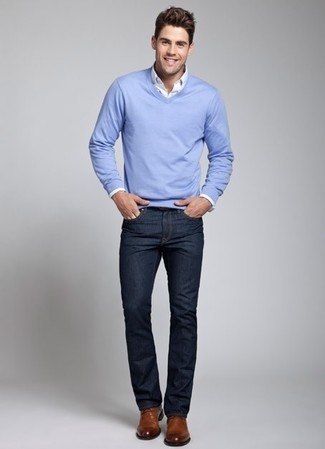 Модный лук: голубой свитер с v-образным вырезом, белая рубашка с длинным рукавом, темно-синие джинсы, коричневые кожаные туфли дерби