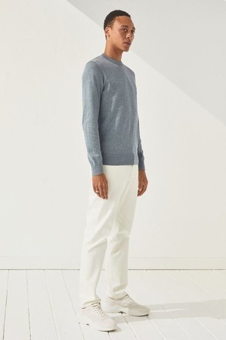 Модный лук: голубой свитер с круглым вырезом, белые брюки чинос, белые кроссовки