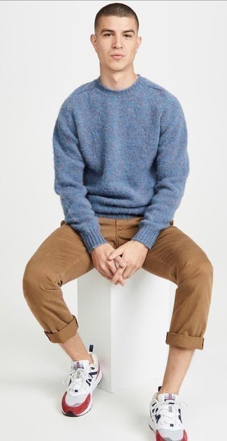 Как носить кроссовки с свитером с круглым вырезом мужчине: Сочетание свитера с круглым вырезом и коричневых брюк чинос смотрится мужественно и интересно. Дополни лук кроссовками, если боишься, что он получится слишком формальным.