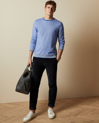 Модный лук: голубой свитер с круглым вырезом, черные вельветовые брюки чинос, белые кожаные низкие кеды, черная кожаная дорожная сумка