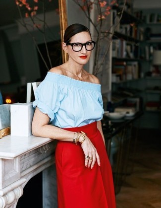 Если ты считаешь себя одной из тех женщин, способных хорошо ориентироваться в моде, тебе понравится лук из голубого топа с открытыми плечами и красной юбки-миди.