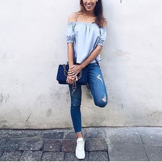 С чем носить бирюзовую блузку в 30 лет в спортивном стиле: Сочетание бирюзовой блузки и синих рваных джинсов скинни пользуется особым спросом среди ценительниц практичного удобства. Пара белых низких кед добавит облику игривости и кокетства.