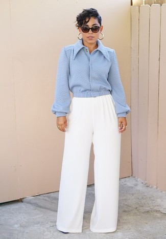 С чем носить бело-черные широкие брюки в 30 лет в теплую погоду в стиле смарт-кэжуал: Голубой шерстяной бомбер и бело-черные широкие брюки будут стильно смотреться в модном гардеробе самых привередливых красоток.