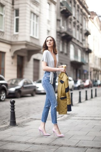 С чем носить синие рваные джинсы скинни в теплую погоду: Если ты делаешь ставку на комфорт и практичность, горчичная ветровка и синие рваные джинсы скинни — великолепный выбор для модного повседневного образа. В сочетании с этим ансамблем наиболее уместно выглядят розовые кожаные туфли.