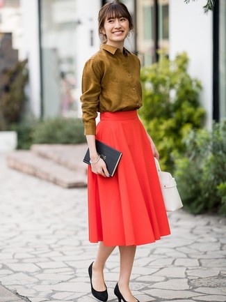 С чем носить оранжевую классическую рубашку в 30 лет женщине: Образ из оранжевой классической рубашки и красной юбки-миди со складками поможет составить элегантный и актуальный образ. Черные замшевые туфли — идеальный выбор, чтобы дополнить лук.
