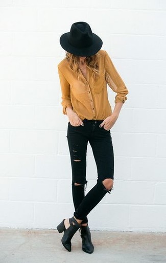 С чем носить желтую классическую рубашку женщине осень в стиле смарт-кэжуал: Желтая классическая рубашка в сочетании с черными рваными джинсами скинни поможет составить стильный и женственный лук. Пара черных кожаных ботильонов с вырезом легко вписывается в этот лук. Если хочешь выглядеть по-осеннему ярко и модно, несомненно нужно взять этот лук на вооружение.