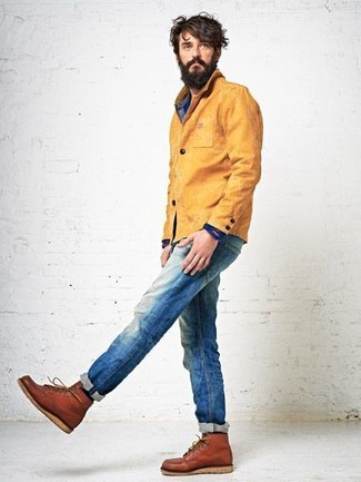 Как носить темно-синюю джинсовую рубашку с коричневыми кожаными повседневными ботинками в 30 лет мужчине: Если ты ценишь комфорт и функциональность, обрати внимание на это лук из темно-синей джинсовой рубашки и синих джинсов. Любители свежих идей могут дополнить ансамбль коричневыми кожаными повседневными ботинками, тем самым добавив в него немного изысканности.