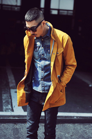С чем носить оранжевую куртку мужчине в прохладную погоду: Если ты делаешь ставку на удобство и практичность, оранжевая куртка и темно-синие джинсы — прекрасный выбор для модного мужского ансамбля на каждый день.
