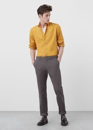 С чем носить оранжевую рубашку с длинным рукавом в 20 лет мужчине весна в стиле смарт-кэжуал: Оранжевая рубашка с длинным рукавом и серые брюки чинос — обязательные вещи в гардеробе парней с прекрасным вкусом в одежде. Хочешь привнести сюда нотку нарядности? Тогда в качестве дополнения к этому ансамблю, обрати внимание на темно-пурпурные кожаные ботинки броги. Когда на смену зимней поре приходит ласковая весна, мы снимаем тяжелые шубы и толстые пуховики и хотим выглядеть по-весеннему свежо и несравненно,. Подобный лук послужит великолепным вдохновением.