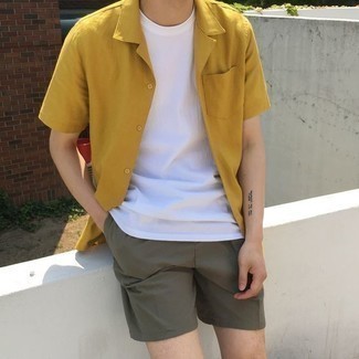 С чем носить желтую рубашку с коротким рукавом в 20 лет мужчине: Желтая рубашка с коротким рукавом и оливковые шорты — обязательные составляющие в гардеробе поклонников стиля кэжуал.