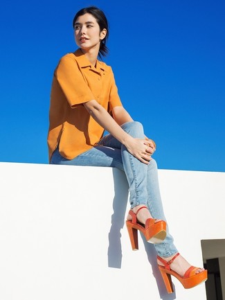 С чем носить оранжевые кожаные босоножки на каблуке: Горчичная рубашка с коротким рукавом и голубые джинсы скинни — необходимые вещи в гардеробе женщин с чувством стиля. Очень удачно здесь будут смотреться оранжевые кожаные босоножки на каблуке.