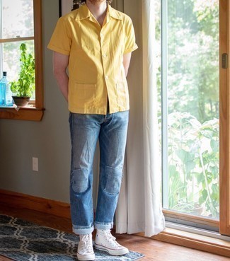 С чем носить синие джинсы в стиле пэчворк в 30 лет мужчине лето в стиле кэжуал: Горчичная рубашка с коротким рукавом и синие джинсы в стиле пэчворк будет великолепной идеей для легкого повседневного лука. Чтобы образ не получился слишком отполированным, можешь закончить его белыми высокими кедами из плотной ткани. Такой лук гарантирует комфорт в знойную погоду и уверенность в том, что ты выглядишь безупречно.