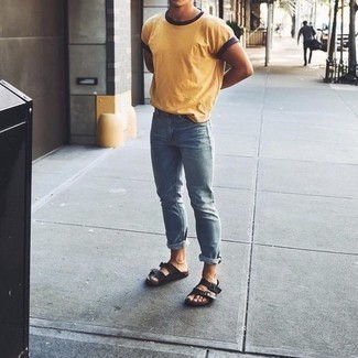 С чем носить зелено-желтую футболку в 30 лет мужчине лето: Тандем зелено-желтой футболки и голубых джинсов поможет подчеркнуть твою мужественность. Этот образ прекрасно дополнят черные кожаные сандалии. Пережить невозможный летний зной будет определенно легче, если ты одет вот так.