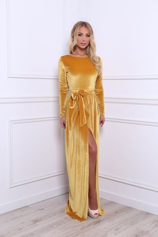 Какие туфли носить с золотым вечерним платьем в 30 лет в жару: Любая девушка будет выглядеть ослепительно в золотом вечернем платье. В тандеме с этим ансамблем наиболее выгодно будут выглядеть туфли.