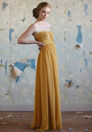 С чем носить золотое платье: Золотое платье — идеальный вариант для мероприятия в фешенебельном заведении.
