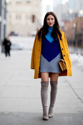 С чем носить горчичное пальто женщине: Сочетание горчичного пальто и темно-синего вязаного платья-свитера выглядит превосходно, согласна? Вместе с этим образом прекрасно будут выглядеть серые замшевые ботфорты.