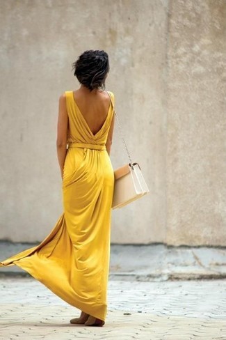 Горчичное платье-макси от Glamorous
