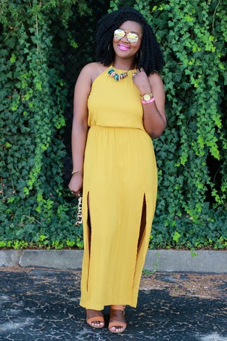 С чем носить желтое платье в стиле смарт-кэжуал: Подружки оценят твой стиль, когда увидят тебя в желтом платье. Светло-коричневые кожаные босоножки на каблуке выигрышно дополнят этот лук.