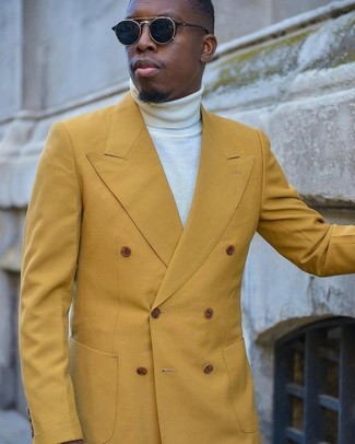 С чем носить оранжевую куртку мужчине: Комбо из оранжевой куртки и белой водолазки позволит составить модный и привлекательный образ.