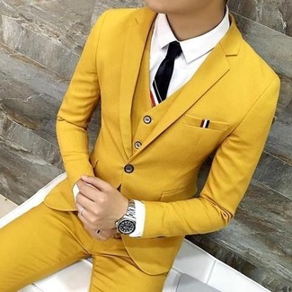 С чем носить серебряные часы в 20 лет мужчине в деловом стиле: Лук из горчичного костюма-тройки и серебряных часов поможет составить незаезженный мужской образ в расслабленном стиле.