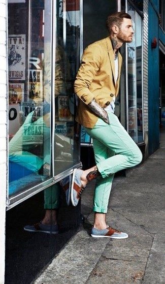 Какие пиджаки носить с зелеными брюками чинос в теплую погоду в стиле смарт-кэжуал: Пиджак в паре с зелеными брюками чинос — прекрасный офисный вариант для парней. Тебе нравятся незаурядные сочетания? Дополни свой лук серыми плимсоллами.