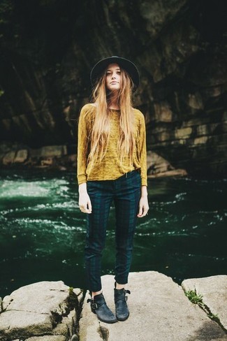 С чем носить оранжевый свитер женщине: Оранжевый свитер и темно-сине-зеленые узкие брюки в шотландскую клетку — подходящее решение и для вечернего свидания с поклонником в кино или кафе, и для похода в музей. В паре с этим нарядом великолепно будут смотреться черные кожаные ботильоны.