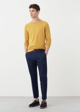 С чем носить зелено-желтый свитер с круглым вырезом мужчине: Удобное сочетание зелено-желтого свитера с круглым вырезом и темно-синих брюк чинос несомненно будет привлекать взгляды красивых барышень. Хотел бы сделать ансамбль немного элегантнее? Тогда в качестве обуви к этому ансамблю, стоит обратить внимание на темно-синие замшевые оксфорды.