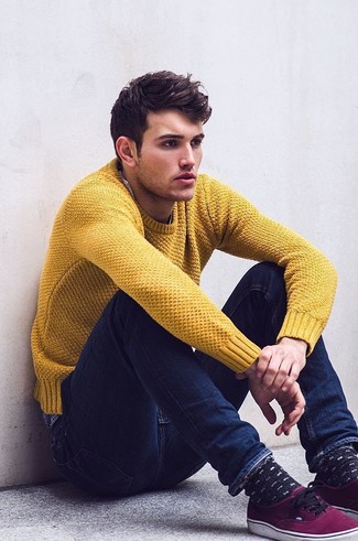Как носить зелено-желтый свитер с круглым вырезом с синими джинсами мужчине осень: Зелено-желтый свитер с круглым вырезом смотрится стильно в тандеме с синими джинсами. Пурпурные низкие кеды гармонично дополнят этот лук. Однозначно, подобное сочетание будет выглядеть отлично в солнечный осенний день.
