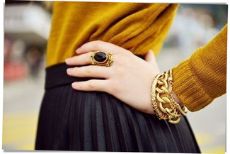 С чем носить желтый свитер с круглым вырезом в 30 лет женщине в стиле кэжуал: Если в одежде ты делаешь ставку на удобство и функциональность, желтый свитер с круглым вырезом и черная мини-юбка со складками — великолепный выбор для модного повседневного лука.