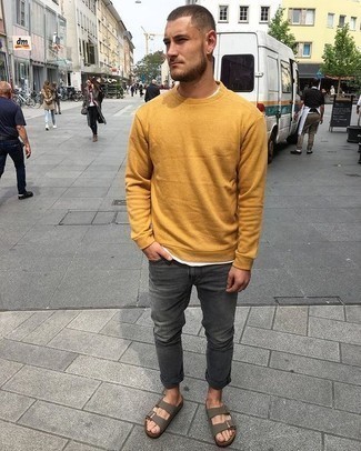 С чем носить желтый свитер мужчине в теплую погоду: Желтый свитер и темно-серые джинсы — необходимые вещи в гардеробе молодых людей с хорошим вкусом в одежде. Выбирая обувь, можно немного поэкспериментировать и завершить ансамбль оливковыми кожаными сандалиями.