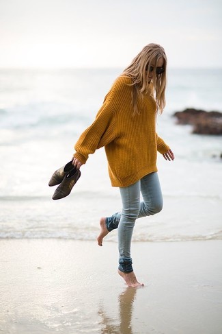 С чем носить оранжевый свободный свитер в 30 лет весна: Стильное сочетание оранжевого свободного свитера и голубых джинсов скинни подходит для мероприятий, когда комфорт ценится превыше всего. Что до обуви, можно закончить наряд темно-серыми кожаными ботильонами с вырезом. Чтобы весна была прекрасной и полной ярких красок, следует взять на заметку подобное сочетание.