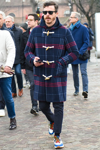 С чем носить пальто в шотландскую клетку мужчине в теплую погоду в стиле кэжуал: Сочетание пальто в шотландскую клетку и темно-синих брюк чинос позволит воплотить в твоем образе городской стиль современного парня. Очень выигрышно здесь смотрятся бело-синие кроссовки.