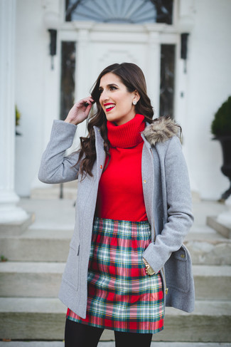 С чем носить красный свитер в 20 лет женщине в стиле смарт-кэжуал: Если ты из той когорты дам, которые разбираются в моде, тебе подойдет тандем красного свитера и красной мини-юбки в шотландскую клетку.