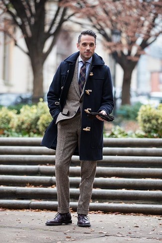 С чем носить темно-сине-белый галстук в шотландскую клетку мужчине зима в деловом стиле: Комбо из темно-синего дафлкота и темно-сине-белого галстука в шотландскую клетку поможет создать выразительный мужской образ. Ты можешь легко приспособить такой образ к повседневным реалиям, надев темно-пурпурными кожаными ботинками броги. В холодное время года особое значение имеют тепло и удобство. Этот ансамбль гарантирует и то, и другое , позволяя при этом выглядеть модно.