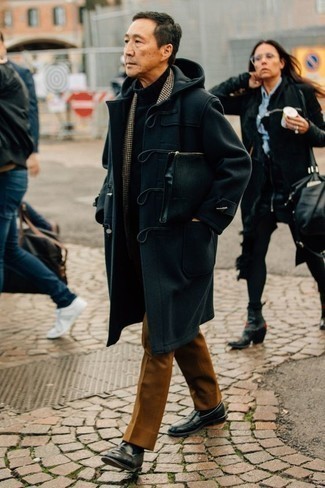 С чем носить темно-коричневые классические брюки за 50 лет мужчине в прохладную погоду в стиле смарт-кэжуал: Темно-синий дафлкот и темно-коричневые классические брюки — прекрасный пример элегантного стиля в одежде. Вкупе с этим ансамблем органично будут выглядеть черные кожаные лоферы.