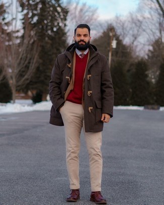 Какие пиджаки носить с бежевыми брюками чинос в прохладную погоду: Если ты из той категории джентльменов, которые разбираются в моде, тебе придется по душе образ из пиджака и бежевых брюк чинос. Что до обуви, дополни лук темно-красными кожаными повседневными ботинками.