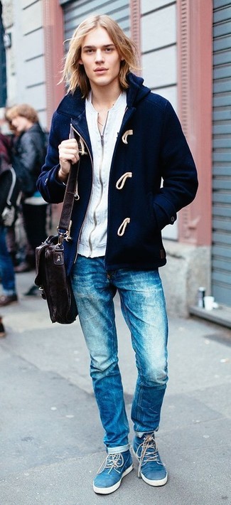 Какие дафлкоты носить с темно-синими джинсами мужчине: Сочетание дафлкота и темно-синих джинсов позволит воплотить в твоем образе городской стиль современного парня. Пара синих замшевых ботинок дезертов легко вписывается в этот ансамбль.
