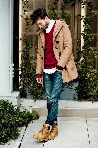Модный лук: светло-коричневый дафлкот, темно-красный свитер с v-образным вырезом, белая рубашка с длинным рукавом, синие джинсы