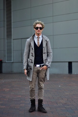 Модный лук: серый дафлкот, темно-синий свитер с v-образным вырезом, белая рубашка с длинным рукавом, бежевые брюки чинос