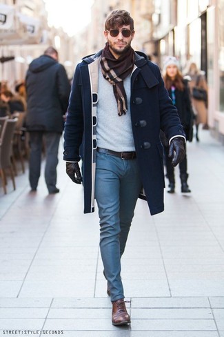 С чем носить коричневые кожаные перчатки в 30 лет мужчине в стиле смарт-кэжуал: Если ты делаешь ставку на удобство и практичность, темно-синий дафлкот и коричневые кожаные перчатки — превосходный выбор для модного мужского ансамбля на каждый день. Опасаешься выглядеть несерьезно? Заверши этот образ коричневыми кожаными оксфордами.