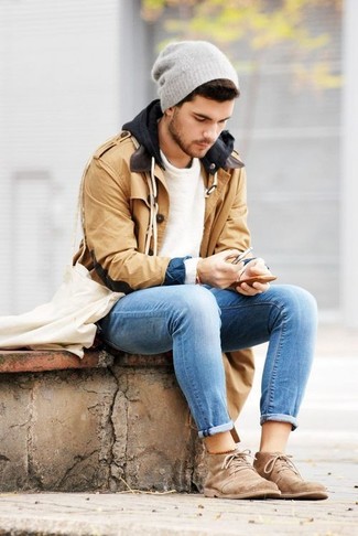 С чем носить дафлкот мужчине в стиле смарт-кэжуал: Поклонникам стиля smart casual придется по душе тандем дафлкота и голубых джинсов. Светло-коричневые замшевые ботинки дезерты органично впишутся в лук.