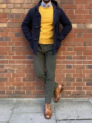 С чем носить горчичный свитер мужчине в прохладную погоду: Горчичный свитер в паре с темно-зелеными брюками чинос позволит выразить твой личный стиль. Любишь свежие ансамбли? Заверши образ светло-коричневыми кожаными повседневными ботинками.