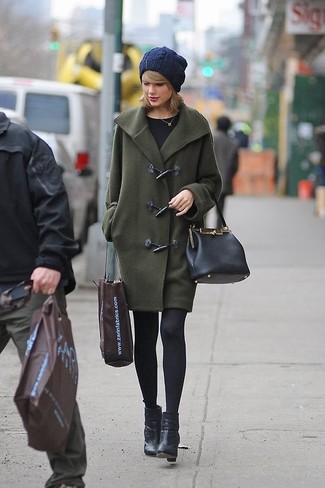 Как Taylor Swift носит Темно-зеленый дафлкот, Черная футболка с длинным рукавом, Черные кожаные ботильоны, Черная кожаная большая сумка
