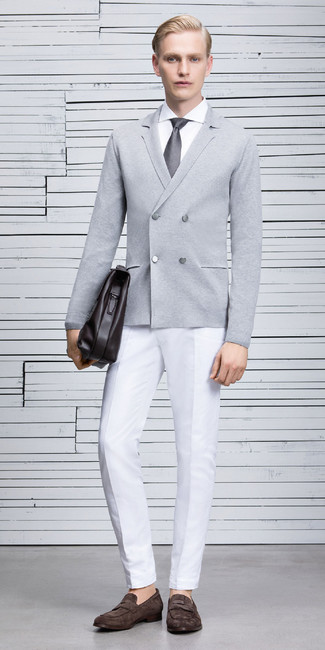 С чем носить двубортный кардиган мужчине в деловом стиле: Любой молодой человек будет выглядеть безукоризненно в двубортном кардигане и белых классических брюках. Пара темно-коричневых замшевых лоферов свяжет образ воедино.