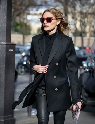 С чем носить черные узкие брюки: Черный двубортный пиджак в паре с черными узкими брюками — классная идея для воплощения образа в стиле smart casual.