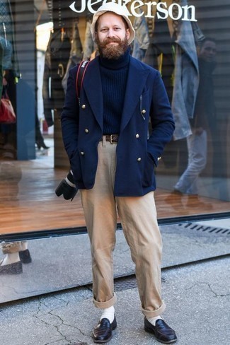 С чем носить темно-пурпурные кожаные лоферы за 40 лет мужчине: Темно-синий двубортный пиджак в паре со светло-коричневыми брюками чинос позволит создать стильный, но в то же время мужественный лук. Если ты любишь применять в своих ансамблях разные стили, на ноги можно надеть темно-пурпурные кожаные лоферы.