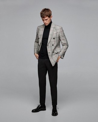 Модный лук: серый двубортный пиджак в шотландскую клетку, черная водолазка, черные брюки чинос, черные кожаные туфли дерби